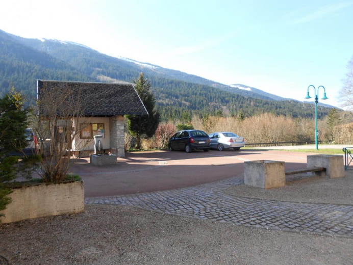 Place de l'église devant le gîte