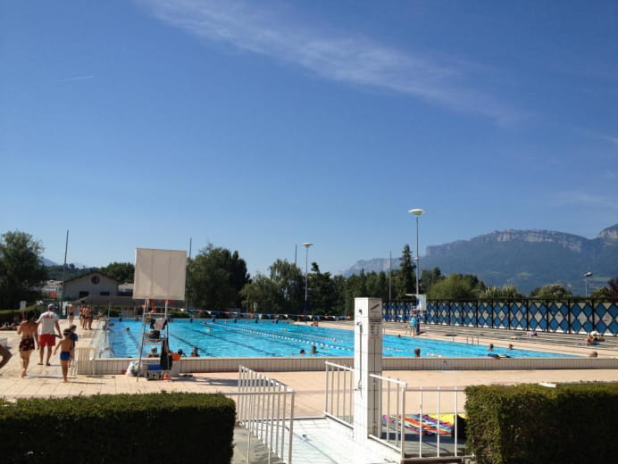 the Montmélian swimming pool 2 minutes away