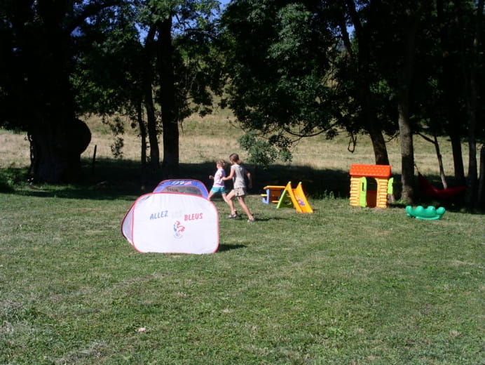 Partie de foot dans le jardin.