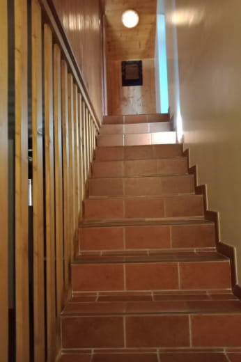 The stairway to go to the 2 bedrooms