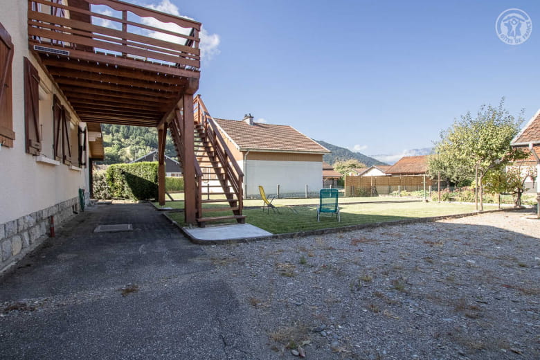 73G215103 - LE PRODIN - in VALGELON-LA ROCHETTE - access to the accommodation by an outside staircase
