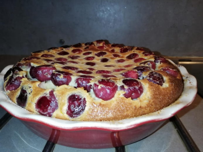 The cherry clafoutis then it disguises itself as Flognarde with the fruits of the estate
