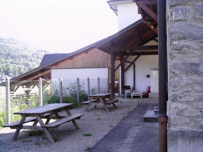 Tables d'extérieur et barbecue