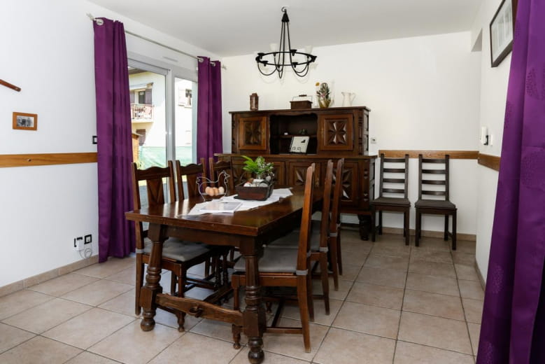 Salle à manger vue sur l'intérieur.