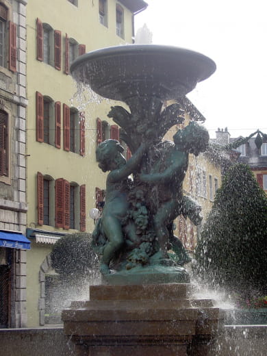 La fontaine des Marmousets sur la place Saint-Léger