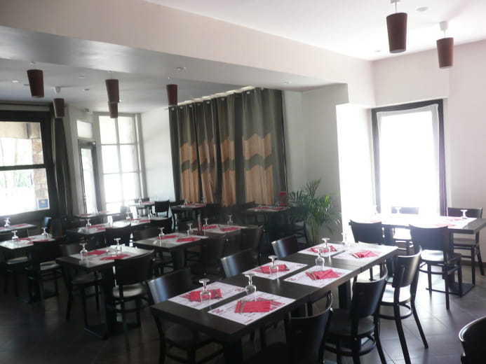 Salle de restaurant de l'Akena Best Inn