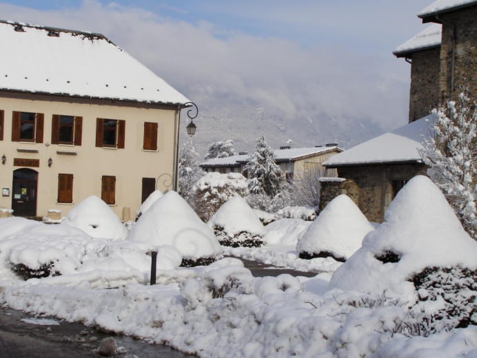 PLACE DE LA MAIRIE A CHAMOUX ENNEIGEE.