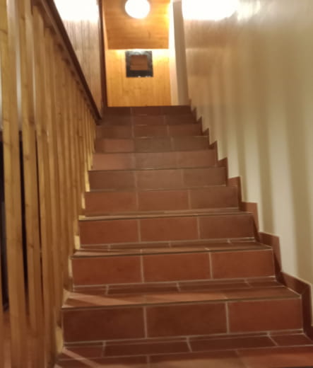 La montée d'escalier pour aller aux chambres